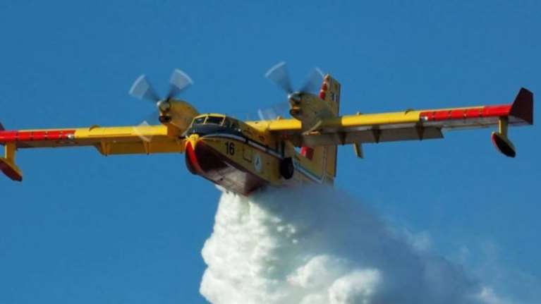 Δύο ελληνικά Καναντέρ επιχειρούν στη μεγάλη φωτιά στην Κύπρο