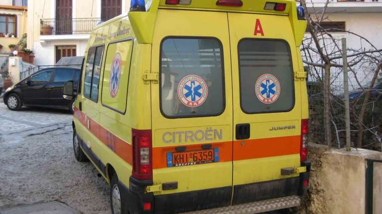 60χρονος κείτονταν μέρες νεκρός στην αυλή της μητέρας του