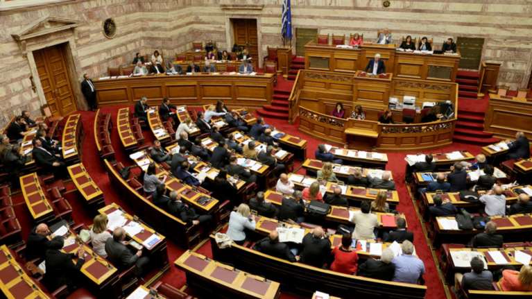 Παιχνίδια με τον εκλογικό νόμο για τον μαγικό αριθμό «200»