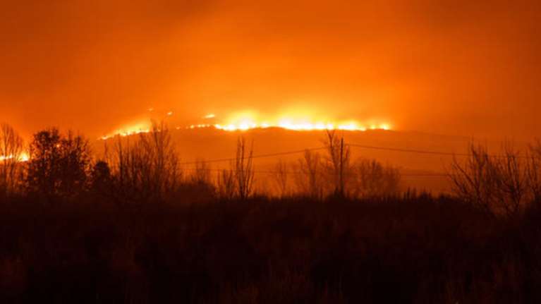 Νύχτα αγωνίας στην Κύπρο, απείλησε χωριά η πυρκαγιά