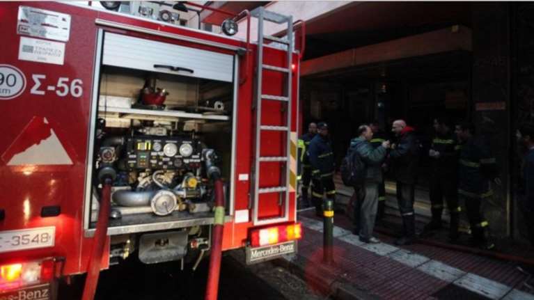 Συναγερμός από μεγάλη φωτιά σε πολυκατοικία της Πάτρας - ΒΙΝΤΕΟ