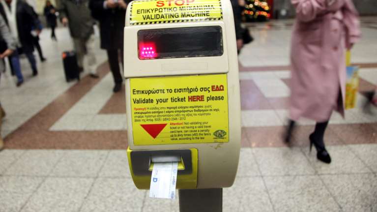 Αναρχικοί κατέστρεψαν 514 ακυρωτικά μηχανήματα λεωφορείων &amp; τρόλεϊ