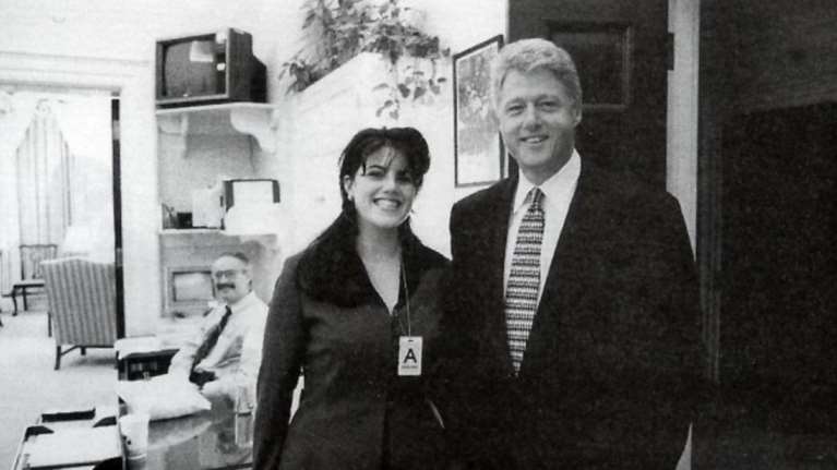 «Μπιλ και Μόνικα ερωτοτροπούσαν και στο οβάλ γραφείο»