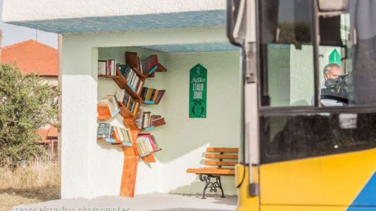 Μεταμορφώνουν στάσεις λεωφορείων σε βιβλιοθήκες-φωτο