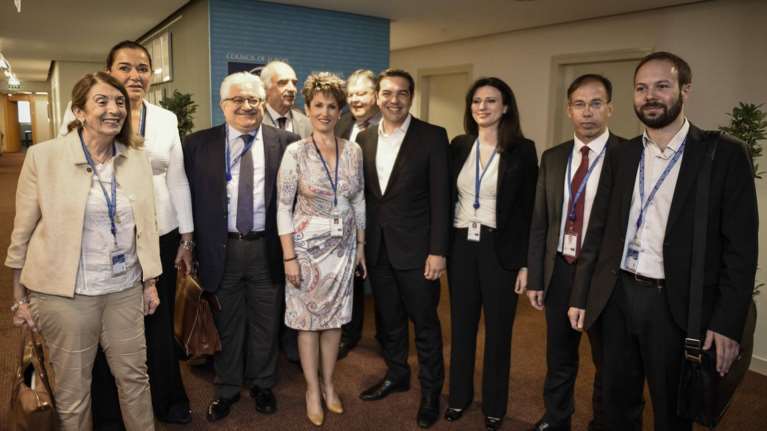 Ο Τσίπρας ποζάρει με Βενιζέλο, Μεϊμαράκη, Ντόρα!