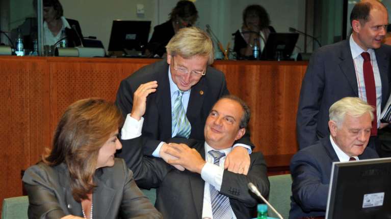 Οι χίλιες και μία αγκαλιές του κ. Γιούνκερ: Από τον Καραμανλή στον Τσίπρα