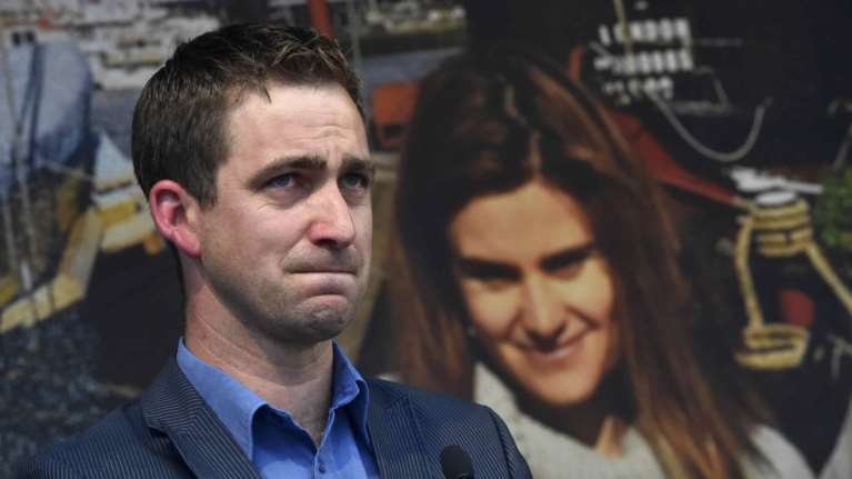 Δάκρυσε ο σύζυγος της Τζο Κοξ στην πλατεία Τραφάλγκαρ