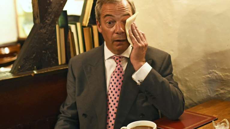 Ο Φάρατζ πίνει καφέ στην Παλιά Φυλακή...