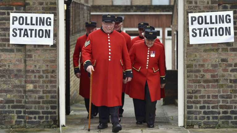 Η αγωνία στο κόκκινο παρότι τα γκάλοπ «ψήφισαν» Bremain