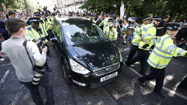 Οργή κατά Μπόρις Τζόνσον: «Είσαι κάθαρμα»
