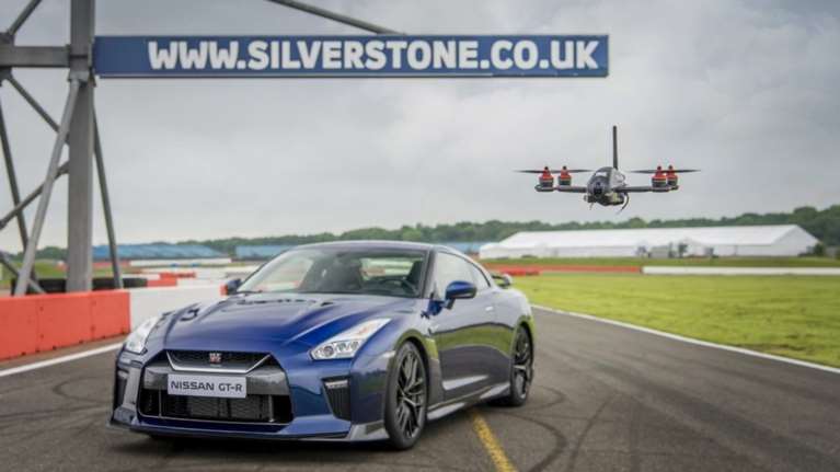 Μπορεί ένα drone να ακολουθήσει το Nissan GT-R;