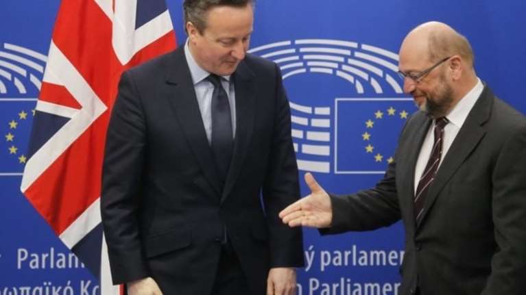 Εξαλλος ο Σουλτς με τον Κάμερον: Θέτει σε ομηρία την ΕΕ