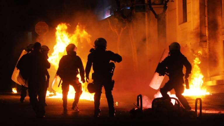 Νέα βροχή μολότοφ εναντίον ΜΑΤ στο κέντρο της Αθήνας