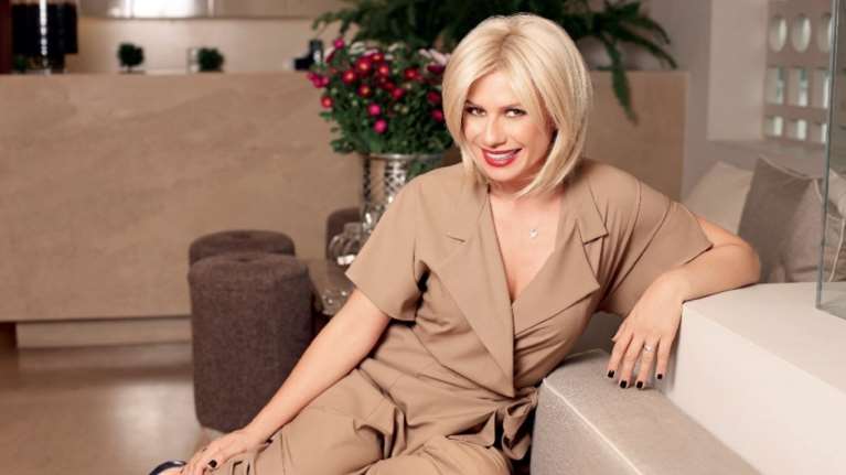 H σέλφι της Κατερίνας Καραβάτου με το νεογέννητο μωρό της