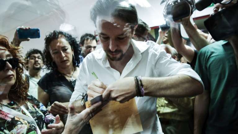 Ισπανία: Ποιος πολιτικός αρχηγός παρέκαμψε τη σειρά για να ψηφίσει