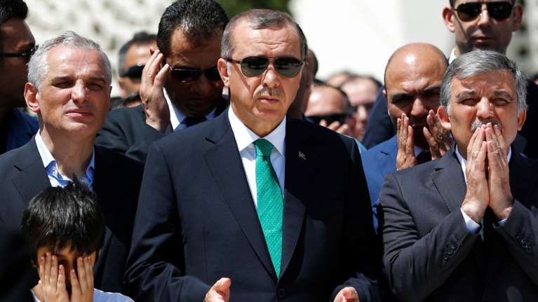 Γερμανοί κατηγορούν τον Ερντογάν για εγκλήματα πολέμου