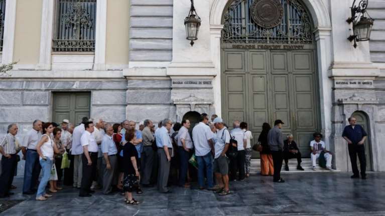 Eνας χρόνος μετά την τραγωδία των capital controls