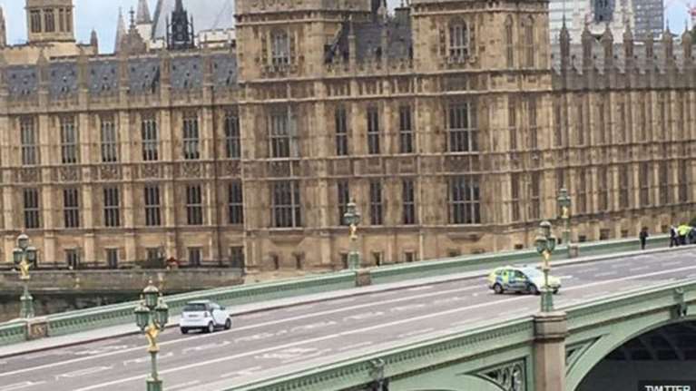 Συναγερμός στο Λονδίνο από ύποπτο όχημα κόντα στη Βουλή