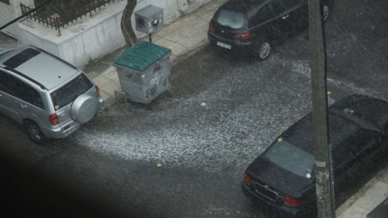 Ανοιξαν οι ουρανοί- Χαλάζι και στο Σύνταγμα (φωτό)