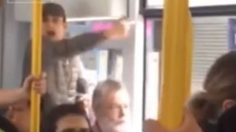 Ρατσιστική επίθεση κατά επιβατών τραμ στο Μάντσεστερ