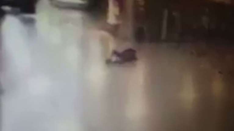 Ο τραυματισμένος τρομοκράτης πυροδοτεί τα εκρηκτικά