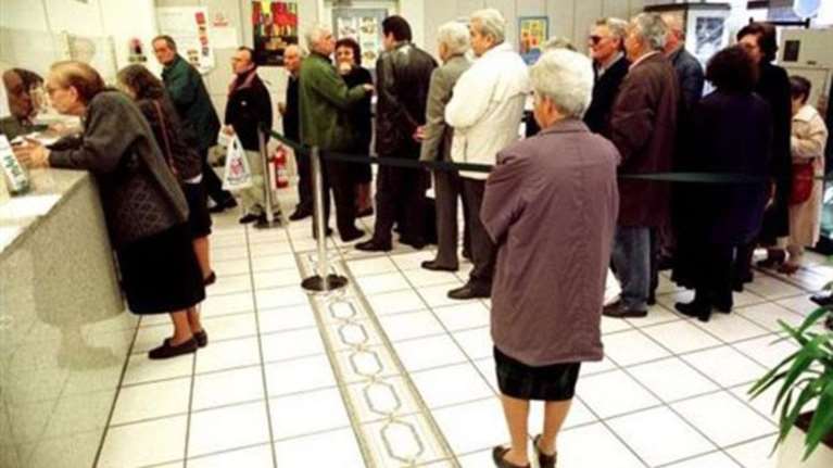 Ουρές και αναστάτωση στις τράπεζες από το πρωί με τις συντάξεις