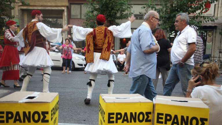 Διαμαρτυρία υγειονομικών με ...κλαρίνα και τσαρούχια