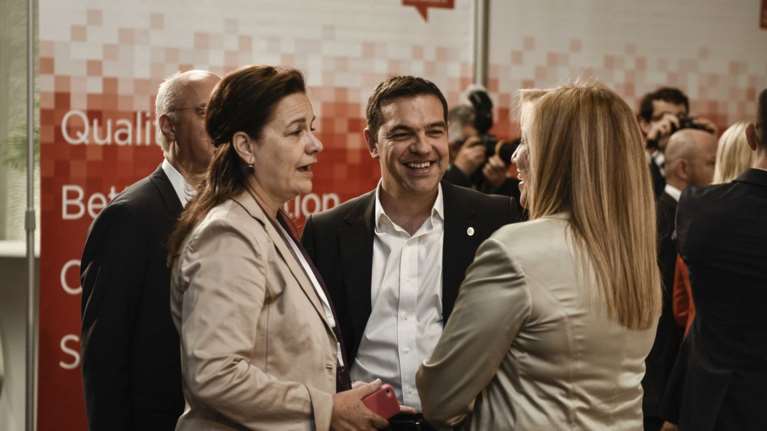 Η Φώφη καρφώνει τον Τσίπρα με όπλο τον  Ολάντ στη σύνοδο Σοσιαλιστών