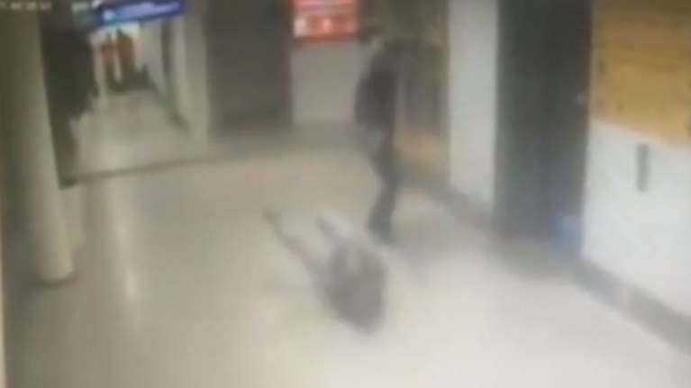 Ατατούρκ: Η στιγμή που τζιχαντιστής πυροβολεί τούρκο αστυνομικό