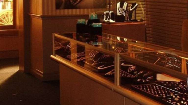 Διαρρήκτες «έγδυσαν» πασίγνωστο κοσμηματοπώλη