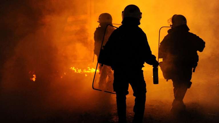 Δύο αξιωματικοί των ΜΑΤ πλήρωσαν το «μάρμαρο»