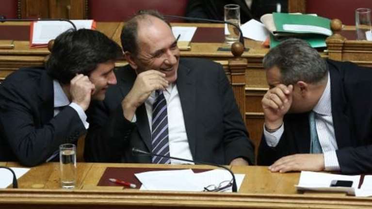 Χουλιαράκης «αδειάζει» Καμμένο για τα ειδικά μισθολόγια