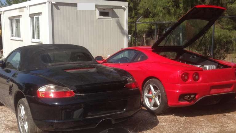 Εξαρθρώθηκε σπείρα που έκλεβε Porsche &amp; Ferrari και τις έβαζε στο ...μαντρί