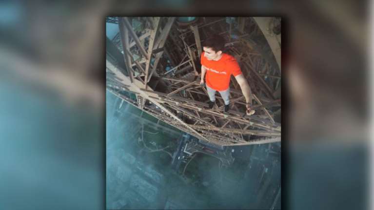 Ανέβηκαν στον Πύργο του Αϊφελ κάτω από τη μύτη της αστυνομίας video