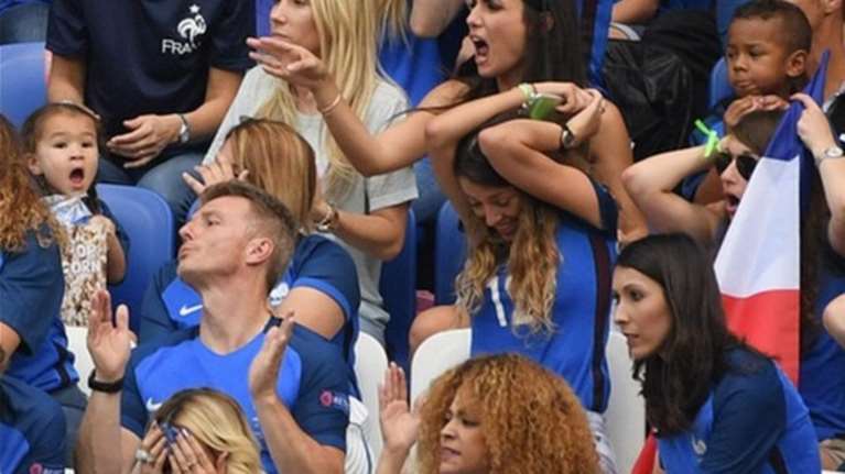 Βάζουν φωτιά στις εξέδρες του Euro