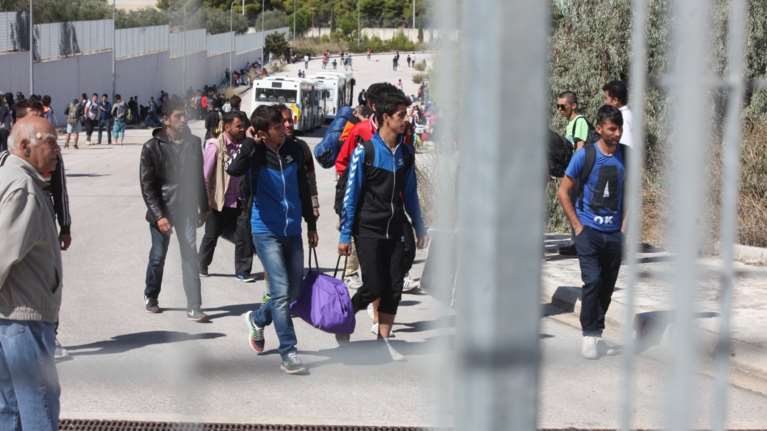 Επιχείρηση εκκένωσης του κέντρου προσφύγων στο Ελληνικό τις επόμενες μέρες