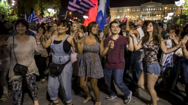 Ο ΣΥΡΙΖΑ πανηγυρίζει για το "όχι" που έγινε "ναι"