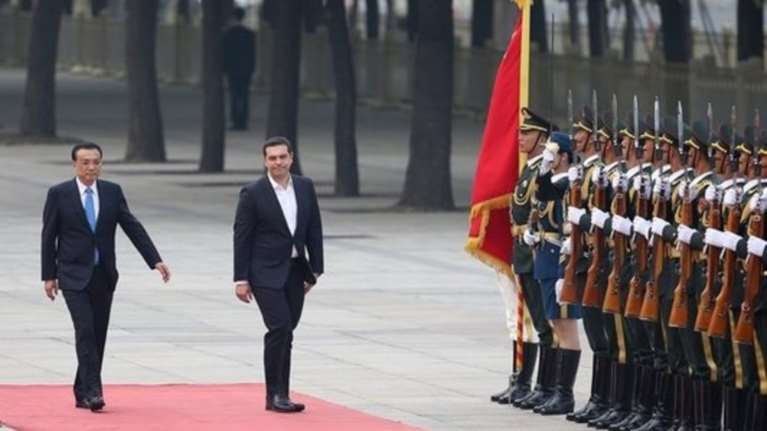 Κουφό δώρο του Κινέζου πρωθυπουργού στον Τσίπρα-Δείτε φωτογραφίες