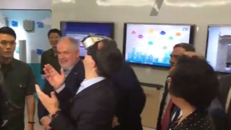 Ο Τσίπρας φόρεσε γυαλιά 3D εικονικής πραγματικότητας