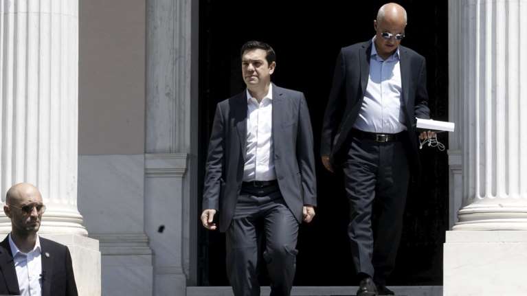 Ο «καυτός» Ιούλιος του Τσίπρα: η ατζέντα και τα αγκάθια