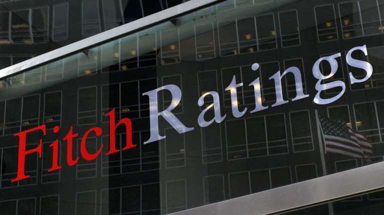 Fitch: Σταδιακή χαλάρωση των  capital controls  από τέλη του 2016 αν...