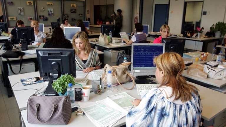 Στον «κόφτη» μισθοί του Δημοσίου και συντάξεις-Πως θα γίνονται οι περικοπές