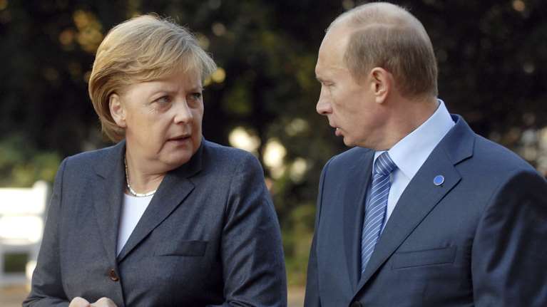 Μαστίγιο και καρότο στη Ρωσία από την Αγκελα Μέρκελ