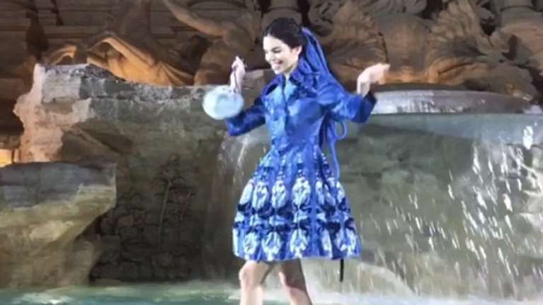 Η Κένταλ Τζένερ χορεύει πάνω στη Φοντάνα ντι Τρέβι - εκπληκτικές εικόνες