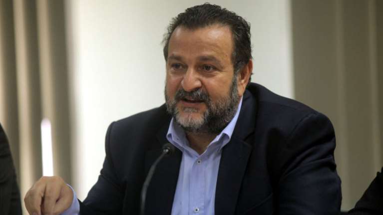 Υπουργός βάζει βέτο για να πάρει κουμπάρος του κανάλι;