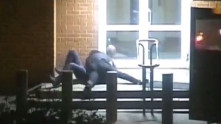 Ρώσος φρουρός δέρνει διπλωμάτη στην πρεσβεία των ΗΠΑ στη Μόσχα - ΒΙΝΤΕΟ