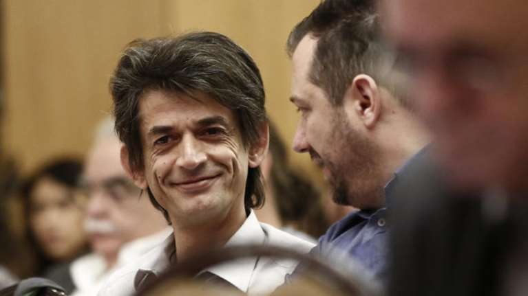 Κεράκια και τούρτες για τον Καρανίκα στη Βουλή- Πόσα έκλεισε