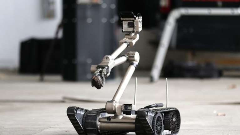 Τα Ρομπότ - βόμβες και τα νέα όπλα της αστυνομίας διχάζουν τις ΗΠΑ