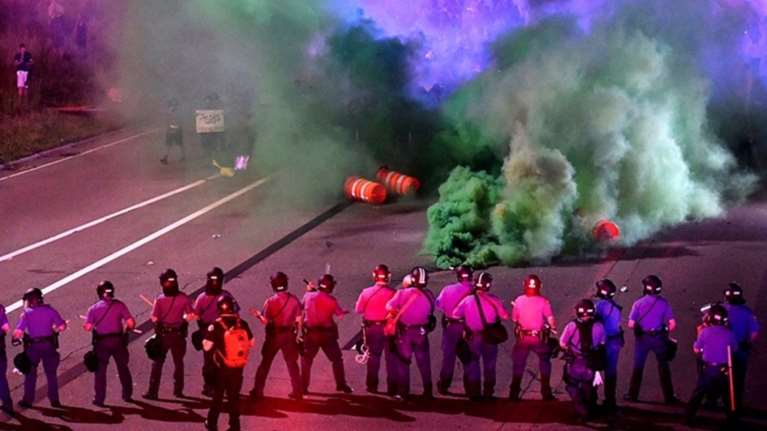 Αγριες συγκρούσεις για την αστυνομική βία στις ΗΠΑ - video-