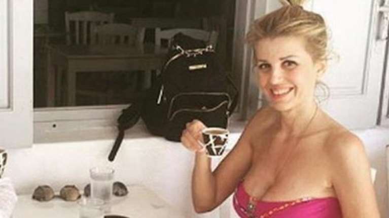 Δείτε την Έλενα Ράπτη στη Μύκονο με καυτό σορτσάκι